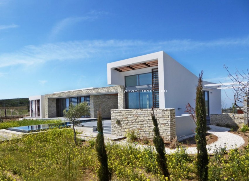 Resale - Villa - Tsada